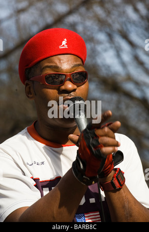 Schwarzer Mann, der Breakdance im Central Park New York USA machte Stockfoto