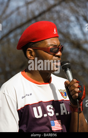 Schwarzer Mann, der Breakdance im Central Park New York USA getan hatte Stockfoto