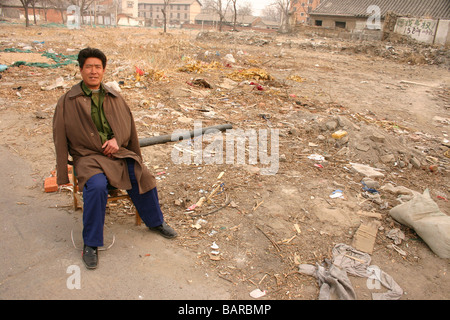 Abbruch von einem Hutong in Peking. Menschen auf einen Arbeitsplatz. 2005 Stockfoto