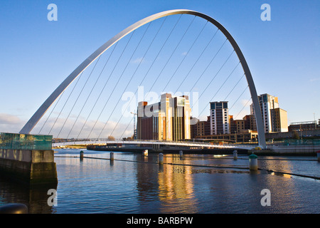 Blick auf die historische baltischen Blume-Mühle durch die Gateshead Millennium Bridge, Tyneside Stockfoto