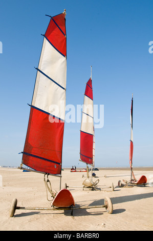 Land-Yachten an einem Strand am Ende von einem Sommertag Stockfoto