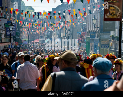 Masse in die Hohe Straße an der Sweeps Festival Stockfoto