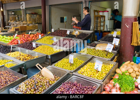 Oliven auf einem Markt Athinas Street in Psiri Bezirk von Athen Griechenland Europa Stockfoto