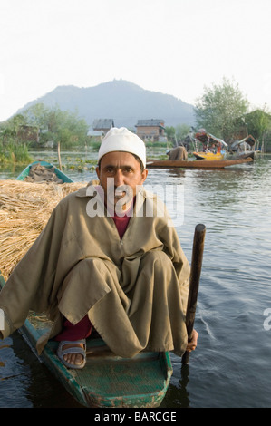 Mann, Verkauf von Futter in einem Boot, Dal Lake, Srinagar, Jammu und Kaschmir, Indien Stockfoto