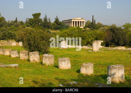 Antike Agora Wih Tempel des Hephaistos im Hintergrund im Plaka Viertel von Athen Griechenland Europa Stockfoto