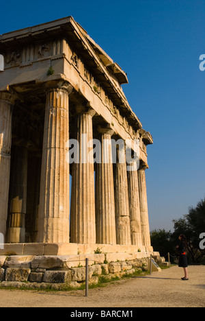 Tempel des Hephaistos in Ancient Agora Wih Tempel des Hephaistos im Hintergrund im Plaka Viertel von Athen Griechenland Europa Stockfoto