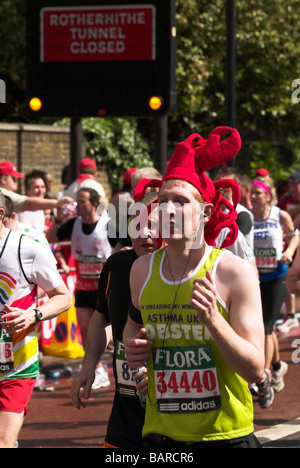 Kostümierte Läufer in den London-Marathon 2009. Stockfoto