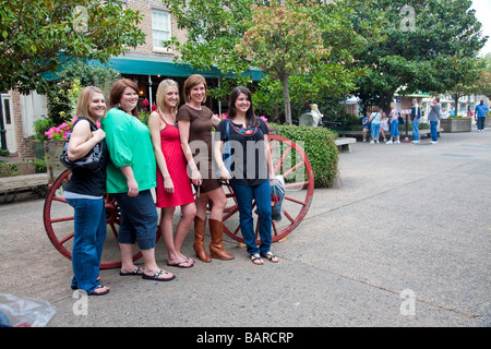 Touristischen posieren für Gruppenfoto am Stadtmarkt in Stadt von Savannah, Georgia, USA, Amerika, Stockfoto