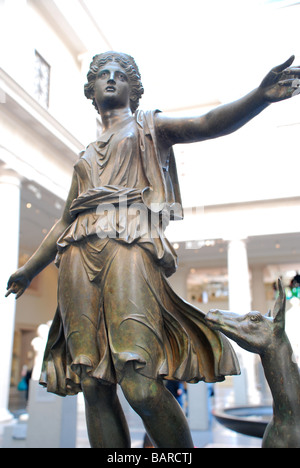 Bronze-Statue der Artemis (Diana) und ein Reh auf der New York Metropolitan Museum of Art Stockfoto