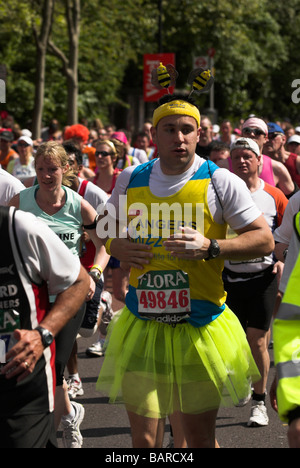 Kostümierte Läufer in den London-Marathon 2009. Stockfoto