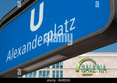 Deutschland Berlin Alexanderplatz U Bahn Zeichen mit Galeria Kaufhof Schild Stockfoto