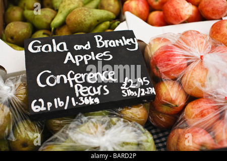 Äpfel und Birnen zum Verkauf an einen Bauernmarkt, UK Stockfoto
