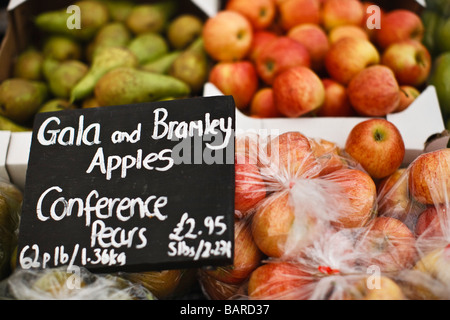 Äpfel und Birnen zum Verkauf an einen Bauernmarkt, UK Stockfoto