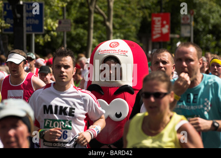 Kostümierte Läufer in den London-Marathon 2009. Stockfoto