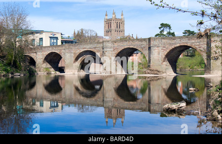 Panoramablick auf die alte Bogenbrücke in Hereford über den Fluss Wye mit eine schöne Reflexion. Stockfoto