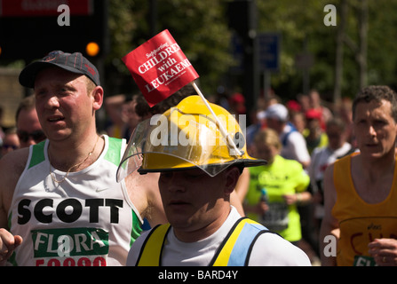 Kostümierte Läufer in den London-Marathon 2009. Stockfoto