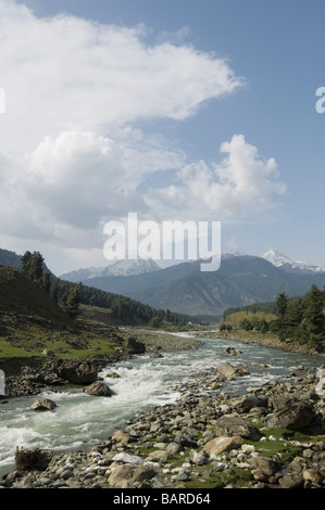 Erhöhte Ansicht eines Flusses mit einem Berg im Hintergrund, Honegg, Jammu und Kaschmir, Indien Stockfoto