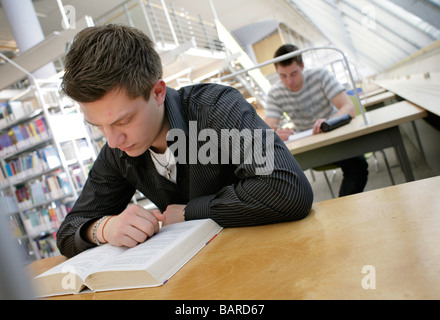 Studenten in der Bibliothek in Ingolstadt Universit Stockfoto