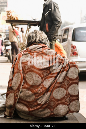 Bettler Betteln auf dem Fußweg, Delhi, Indien Stockfoto