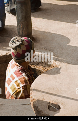 Arbeitnehmer arbeitet in einem Schacht, Delhi, Indien Stockfoto