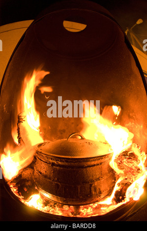 Kochen am offenen Feuer im freien Stockfoto