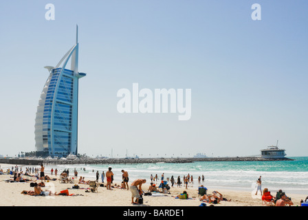 Jumeirah-Strand vor dem Burj al Arab, Dubai, Vereinigte Arabische Emirate Stockfoto