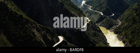 Fluss durch Berge, Jammu und Kaschmir, Indien Stockfoto