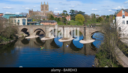 Panoramablick über die alte Brücke über den Fluss Wye mit dem Dom im Hintergrund in Hereford.  Kanus können am Fluss. Stockfoto