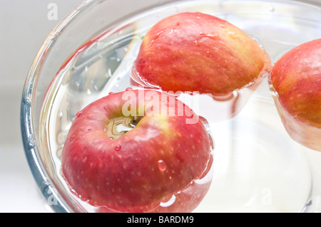 3 Äpfel in eine Schüssel mit Wasser Stockfoto