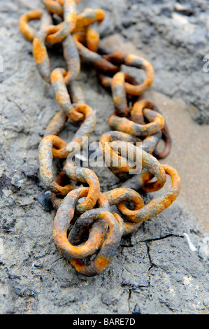 Eine rostige Kette verwendet, um Fishermens Boote ziehen im Fairlight, Pett Ebene, East Sussex Stockfoto