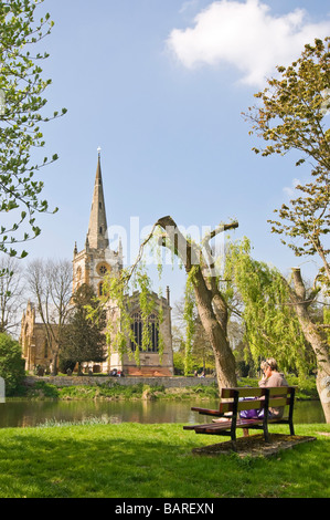 Vertikale Weitwinkel der Holy Trinity Church, wo William Shakespeare, an einem sonnigen Tag begraben liegt Stockfoto