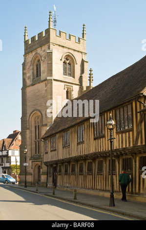 Vertikale Weitwinkel der alten Tudor Armenhäuser und Gilde-Kapelle in der Church Street an einem sonnigen Tag Stockfoto