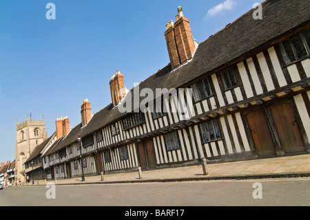 Horizontalen Weitwinkel der alten Tudor Armenhäuser und Gilde-Kapelle in der Church Street an einem sonnigen Tag Stockfoto