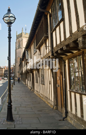 Vertikale Weitwinkel der alten Tudor Armenhäuser und Gilde-Kapelle in der Church Street an einem sonnigen Tag Stockfoto