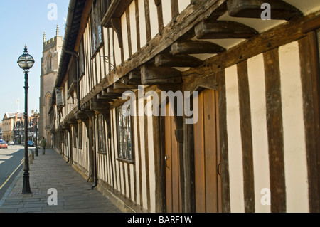 Horizontalen Weitwinkel der alten Tudor Armenhäuser und Gilde-Kapelle in der Church Street an einem sonnigen Tag Stockfoto