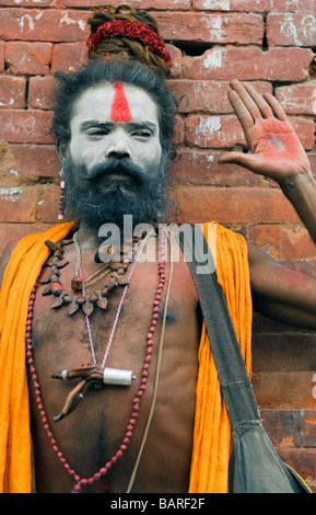 Ein Hindu Sadhu mit seinem Gesicht bedeckt in heilige Asche in Pashupatinath, Kathmandu, Nepal Stockfoto