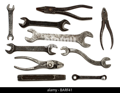 Satz von alten schmutzigen Werkzeuge Schraubenschlüssel und Zangen isoliert auf weiss Stockfoto