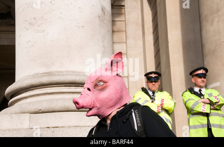 Raum-Hijacker MayDay Protest bei der Bank gegen Polizeigewalt Stockfoto