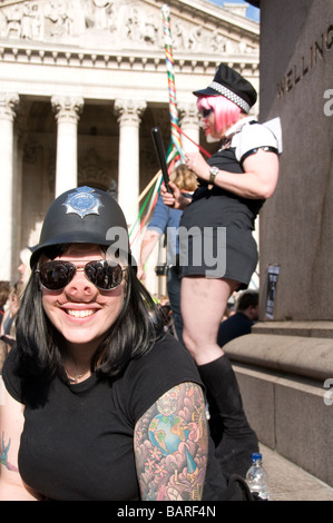 Raum-Hijacker MayDay Protest bei der Bank gegen Polizeigewalt Stockfoto