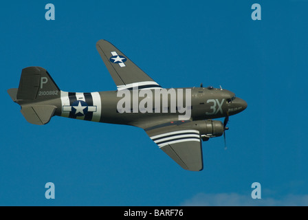 DC3 Dakota Transportflugzeug auf einem Display-Flug bei einer Airshow mit D-Day-Lackierung Stockfoto