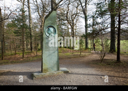 Ein Denkmal für John Ruskin neben dem Fußweg an der Brüder Crag, Keswick. Im englischen Lake District Stockfoto