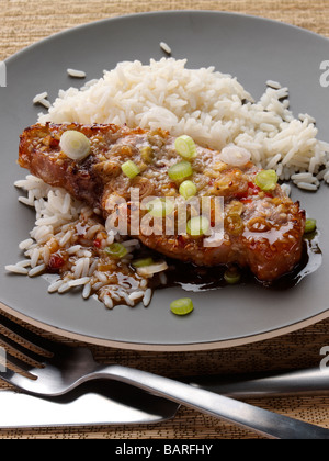 Süße Chili gebackene Lende Schweinekotelett und Reis Stockfoto