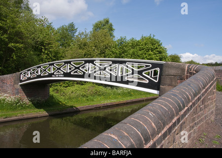 "Cast Iron" Brücke über das Kanalsystem Ende"Windmühle" in der "Black Country" Stockfoto