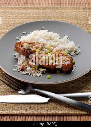 Süße Chili gebackene Lende Schweinekotelett und Reis Stockfoto