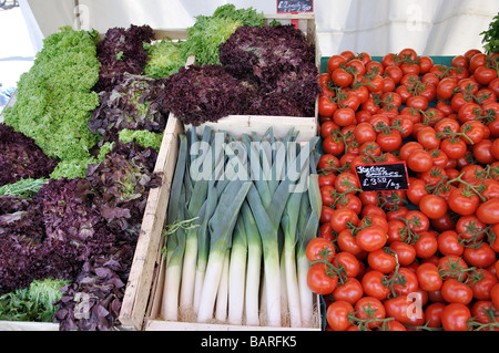 Obst und Gemüse stand, Welwyn Garden City Samstagsmarkt, Welwyn Garden City Centre, Hertfordshire, England, Vereinigtes Königreich Stockfoto