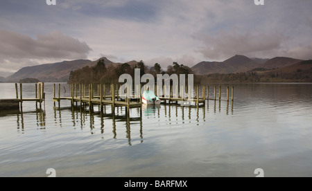 Bootsliegeplätze auf Derwentwater in Keswick im Winter. Lake District Stockfoto