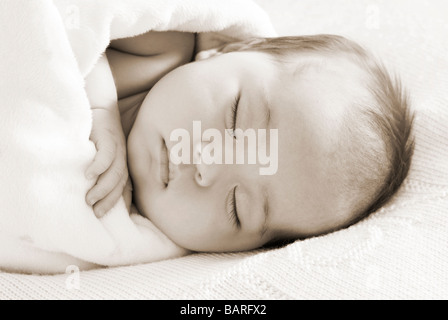 Porträt von Babymädchen schläft Stockfoto