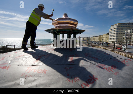 Ein Kupferschmied stellt die Kuppel des Brighton Bandstand direkt am Meer Stockfoto