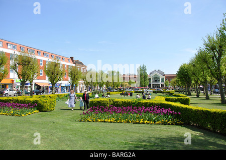 Der Parkway im Sommer, Welwyn Garden City Centre, Hertfordshire, England, Vereinigtes Königreich Stockfoto