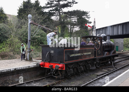 Ein Lancashire und Yorkshire railway Dampflokomotive gesehen unter Wasser bei Weybourne auf dem Bahnhof North Norfolk, England, Großbritannien Stockfoto